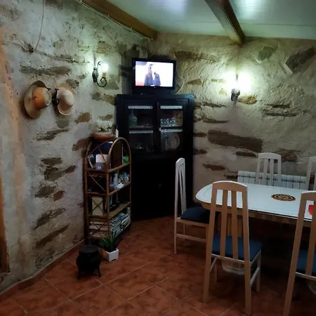 Beautiful 8 -Bed Cottage In Ceadea Fonfria Spain 펜션 *